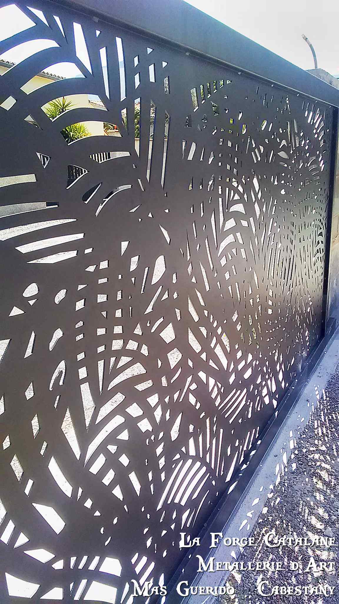 portail coulissant moderne decoupe laser vegetale vantaux fer La Forge Catalane Cabestany (2).jpg